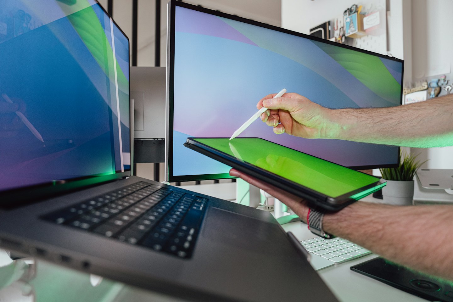 Mani che usano un tablet e uno stilo su una scrivania moderna.
